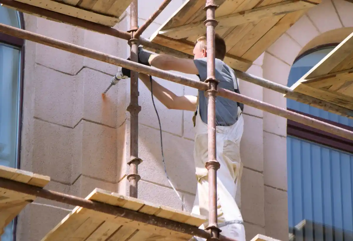 Trabajo de impermeabilización en fachada de edificio