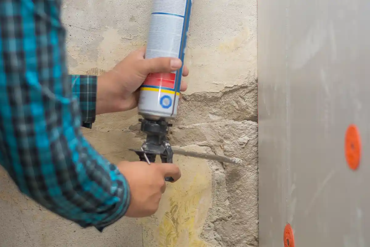 Operario aplicando sellado para tratar humedades