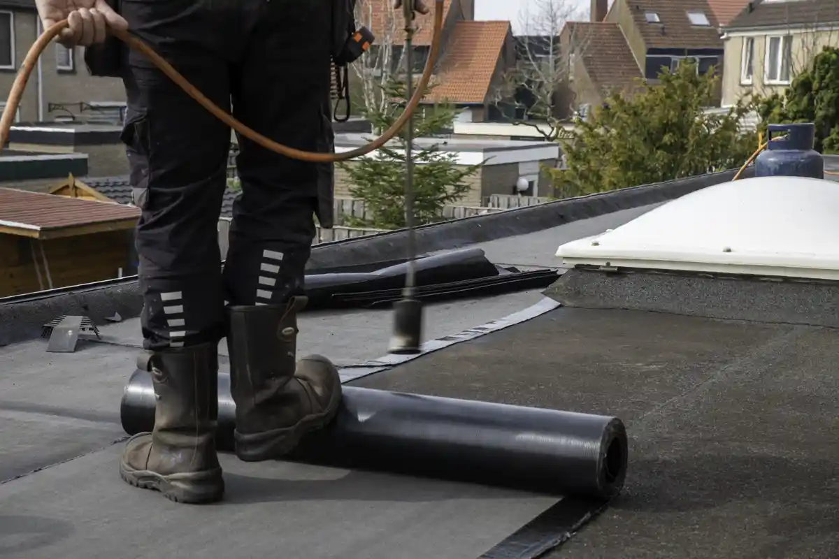 Aplicación de impermeabilización en una terraza